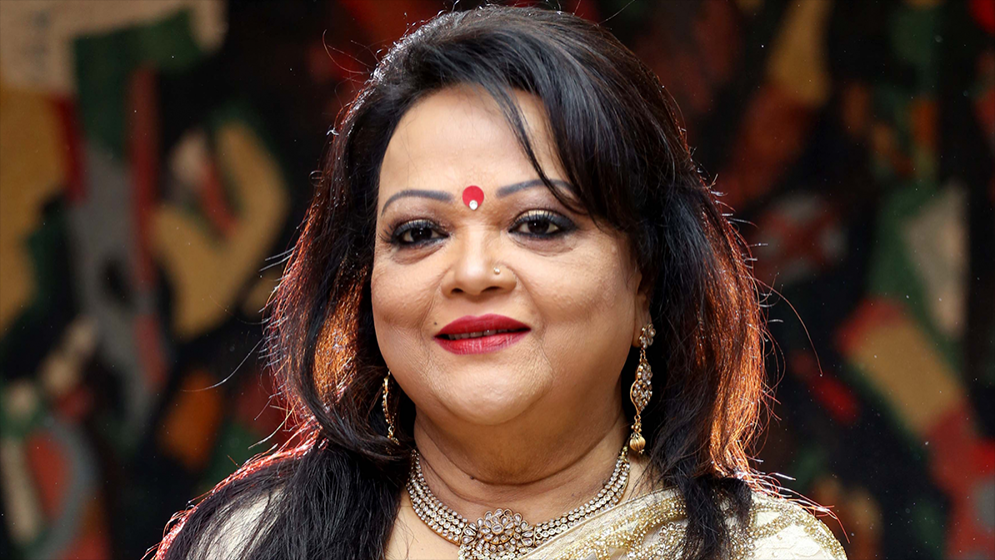 গাইতে গাইতে মঞ্চে লুটিয়ে পড়লেন সাবিনা ইয়াসমিন