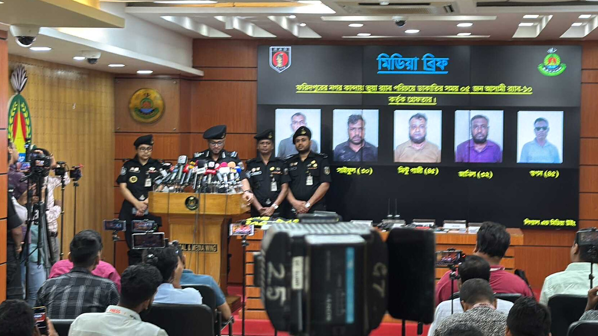 ভুয়া র‍্যাবকে আসল র‍্যাবের ধাওয়া, দুই পক্ষকেই পেটাল জনতা