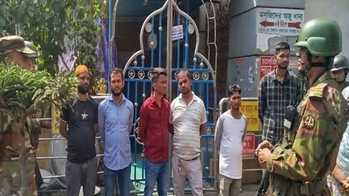 দালালের দৌরাত্ম্য বন্ধে ঢাকা মেডিকেলে অভিযান, আটক ৪৯