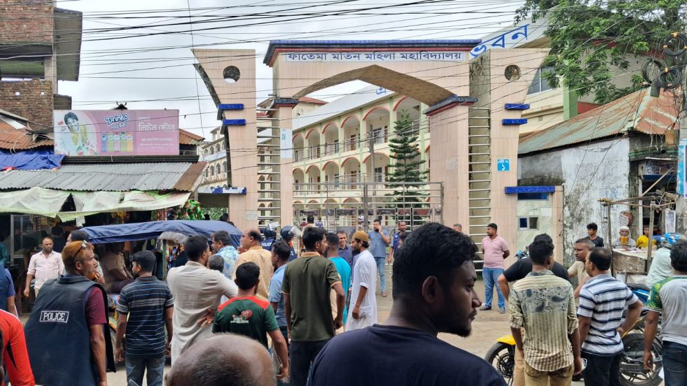 প্রশ্ন কমন না পড়ায় ‘নকলের দাবি’, ব্যর্থ হয়ে কেন্দ্রে পরীক্ষার্থীদের তাণ্ডব
