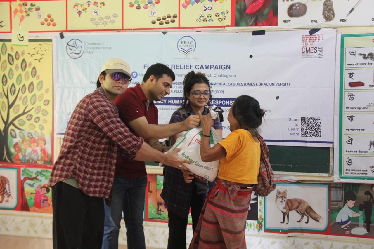 বন্যার্তদের পাশে ব্র্যাক বিশ্ববিদ্যালয়রে স্বেচ্ছাসেবী দল