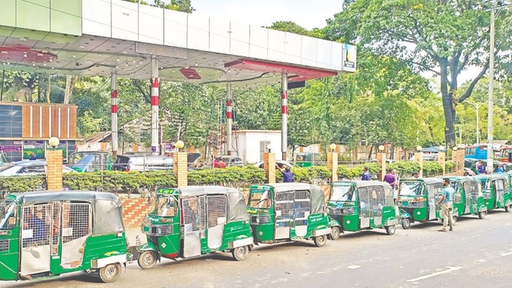 রাজধানীতে গ্যাস সংকট: অর্ধেকে নেমেছে বাস ও সিএনজি, ভোগান্তিতে নগরবাসী